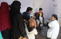 Sont soigne la blessure au pied de cet adolescent, secondée par Nitin, pendant que des patientes attendent une consultation avec le médecin présent au dispensaire deux jours par semaine Sont soigne la blessure au pied de cet adolescent, secondée par Nitin, pendant que des patientes attendent une consultation avec le médecin présent au dispensaire deux jours par semaine