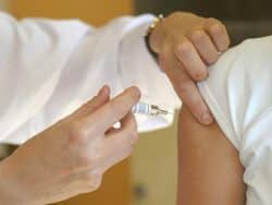 Covid-19 : la HAS préconise de vacciner en priorité les résidents et professionnels à risque des EHPAD