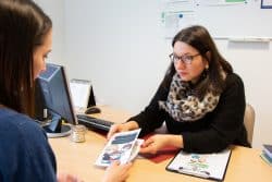 le docteur Bureau-Yiniesta spécialisé en addictologie distribue des prospectus et documents pour sensibiliser ses patients aux dépendances liées aux jeux le docteur Bureau-Yiniesta spécialisé en addictologie distribue des prospectus et documents pour sensibiliser ses patients aux dépendances liées aux jeux