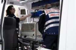 Le transport sanitaire paramédical concerne les adultes mais aussi les nourrissons. Les infirmiers sont d'ailleurs formés à l'usage des incubateurs pour garantir la sécurité des bébés. Le transport sanitaire paramédical concerne les adultes mais aussi les nourrissons. Les infirmiers sont d'ailleurs formés à l'usage des incubateurs pour garantir la sécurité des bébés.