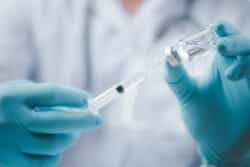 En Ehpad, une moyenne de 27,3 % de professionnels vaccinés contre le Covid
