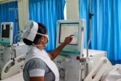 Une infirmière du service de néphrologie en train de paramétrer la machine à dialyse