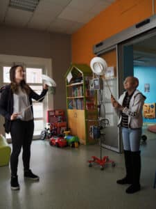 Delphine Fauqueur, éducatrice médico-sportive avec Lou qui découvre la pratique du cirque Delphine Fauqueur, éducatrice médico-sportive avec Lou qui découvre la pratique du cirque