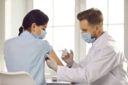 Neuf professionnels de santé sur dix ont reçu au moins une dose d'un vaccin anti-Covid Neuf professionnels de santé sur dix ont reçu au moins une dose d'un vaccin anti-Covid
