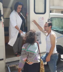 L'assistante sociale distribue des kits d'hygiène aux patients qui lui en demandent