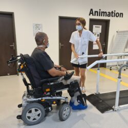 De longues semaines de rééducation attendent Jérémy, infirmier libéral, encouragé par son médecin rééducateur