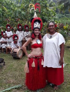 Une jeune médecin polynésienne et Jenny Torea, au Fare Hapa'au, en tenue traditionnelle