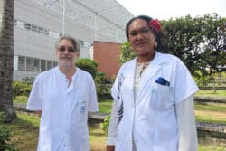 Le docteur Éric Parrat et Jenny Torea posent dans le futur jardin des plantes médicinales