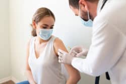La HAS recommande la vaccination obligatoire pour les soignants et demande de privilégier les vaccins à ARNm