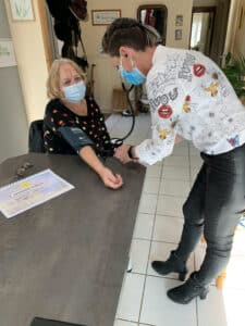 Valérie Cousin, Infirmière libérale à Caissargues, avec une patiente.