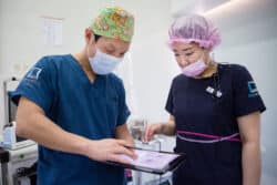 Dr Sung Wook Lee, chirurgien et fondateur de la clinique de chirurgie esthétique MINE, et Seu Jan Lim, préparent une intervention chirurgicale