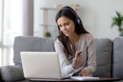 A l'ère du numérique, de plus en plus de séances de coaching ou d'accompagnement en évolution professionnelle se font en ligne A l'ère du numérique, de plus en plus de séances de coaching ou d'accompagnement en évolution professionnelle se font en ligne