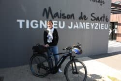 Marie-Christine, infirmière libérale à Tignieu-Jameyzieu, village près de Lyon, effectue depuis trois ans ses tournées en vélo électrique