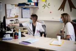 Sandra et Sandrine, infirmières au sein de l'UMJ, regardent le planning de la journée