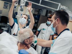 En salle de déchocage, au CH d'Arras, Mathilde, Infirmière, pose une perfusion à un patient ayant des difficultés respiratoires