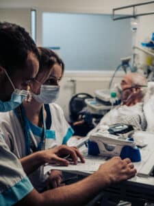 Mathilde et un étudiant en soins infirmiers regardent de près les constantes du patient admis pour dyspnée Mathilde et un étudiant en soins infirmiers regardent de près les constantes du patient admis pour dyspnée