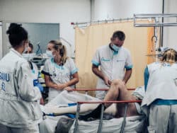 Au CH d'Arras, l'équipe prend en charge un patient qui présente une fracture de la jambe