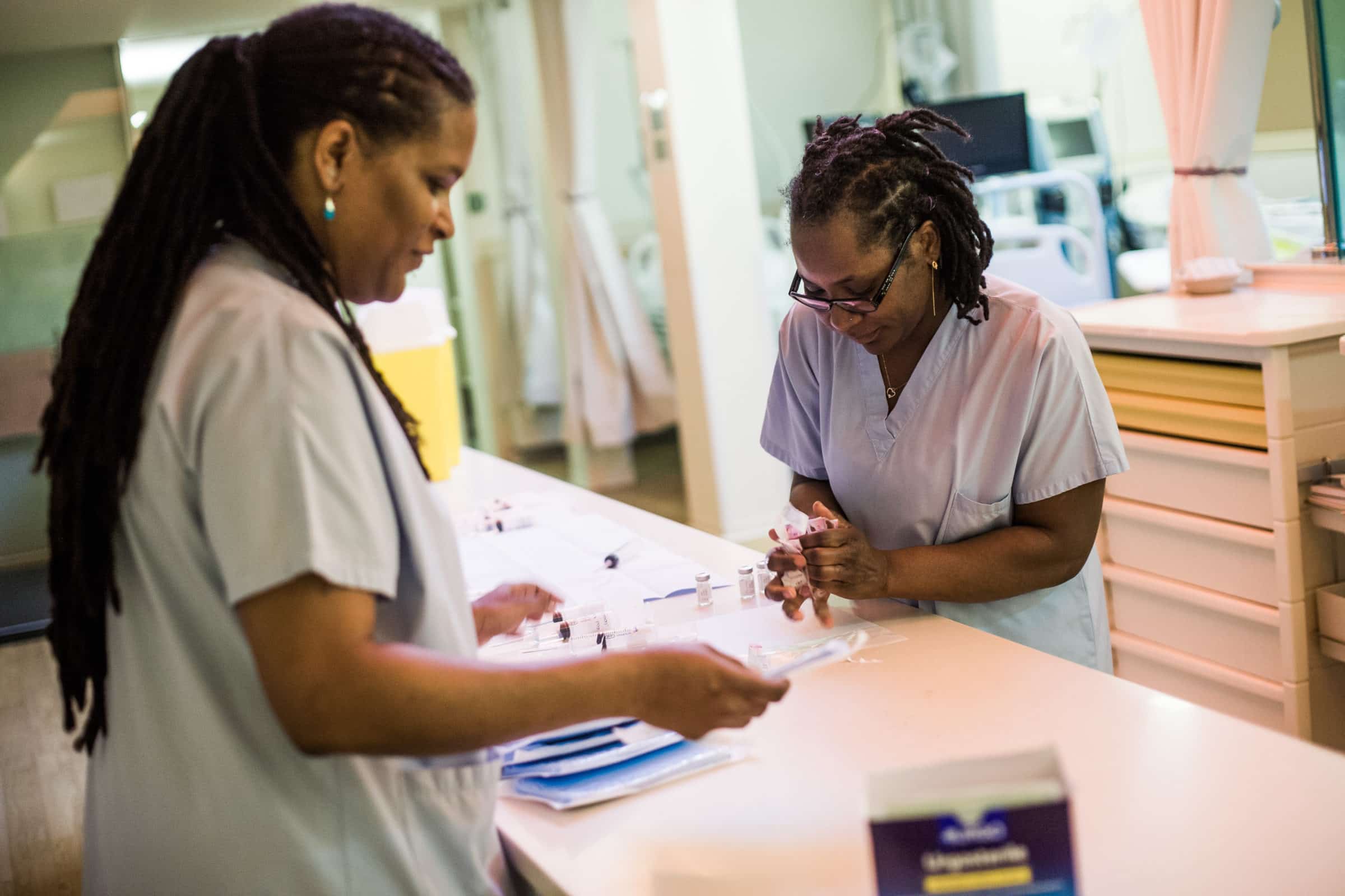 Mapou et Karene infirmières en dialyse préparent les traitements adjuvants ©Juliette Robert Mapou et Karene infirmières préparent les traitements adjuvants