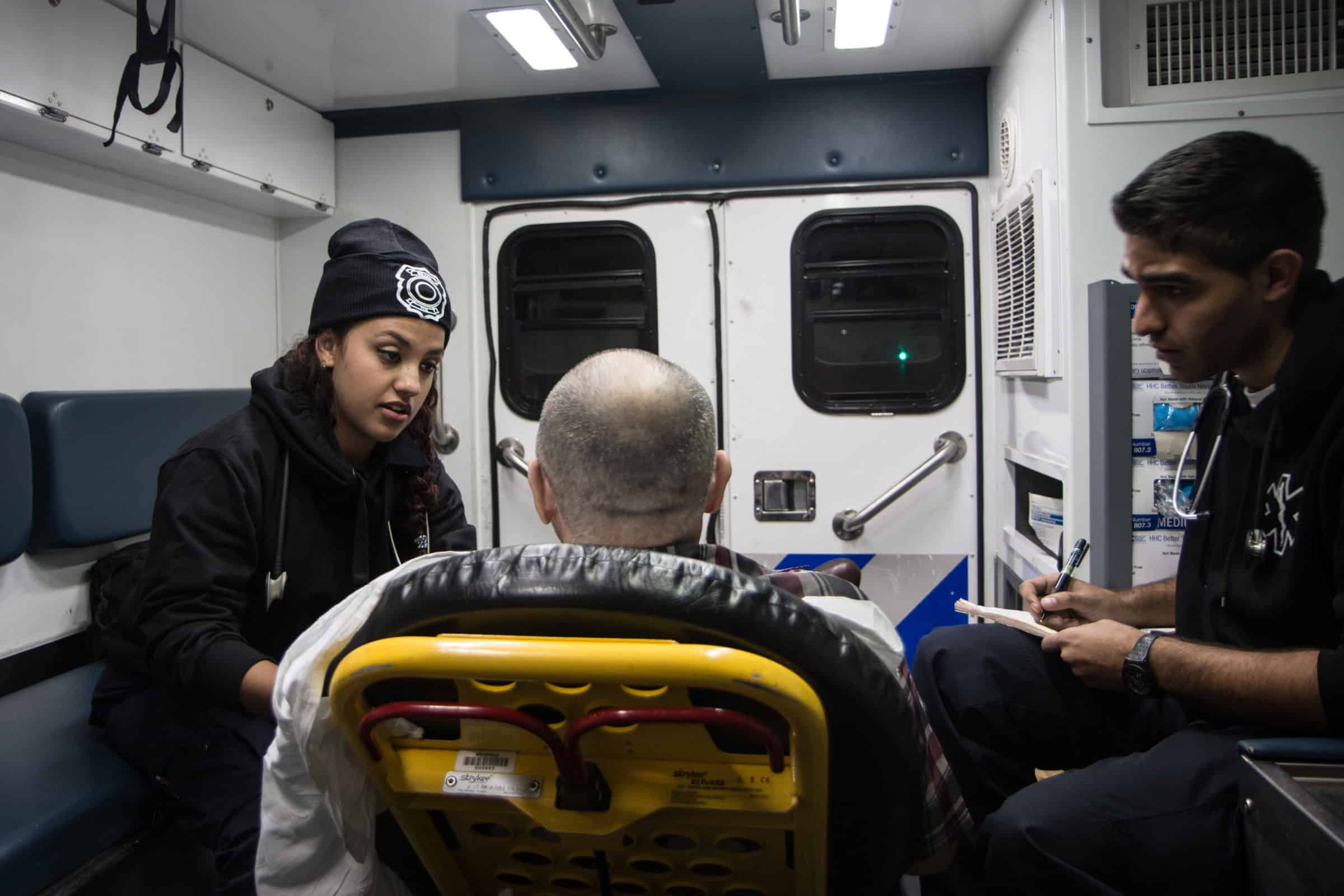 Linda Reyes, 23 ans, et John Shalov, 25 ans, prennent en charge un patient Linda Reyes, 23 ans, et John Shalov, 25 ans, prennent en charge un patient