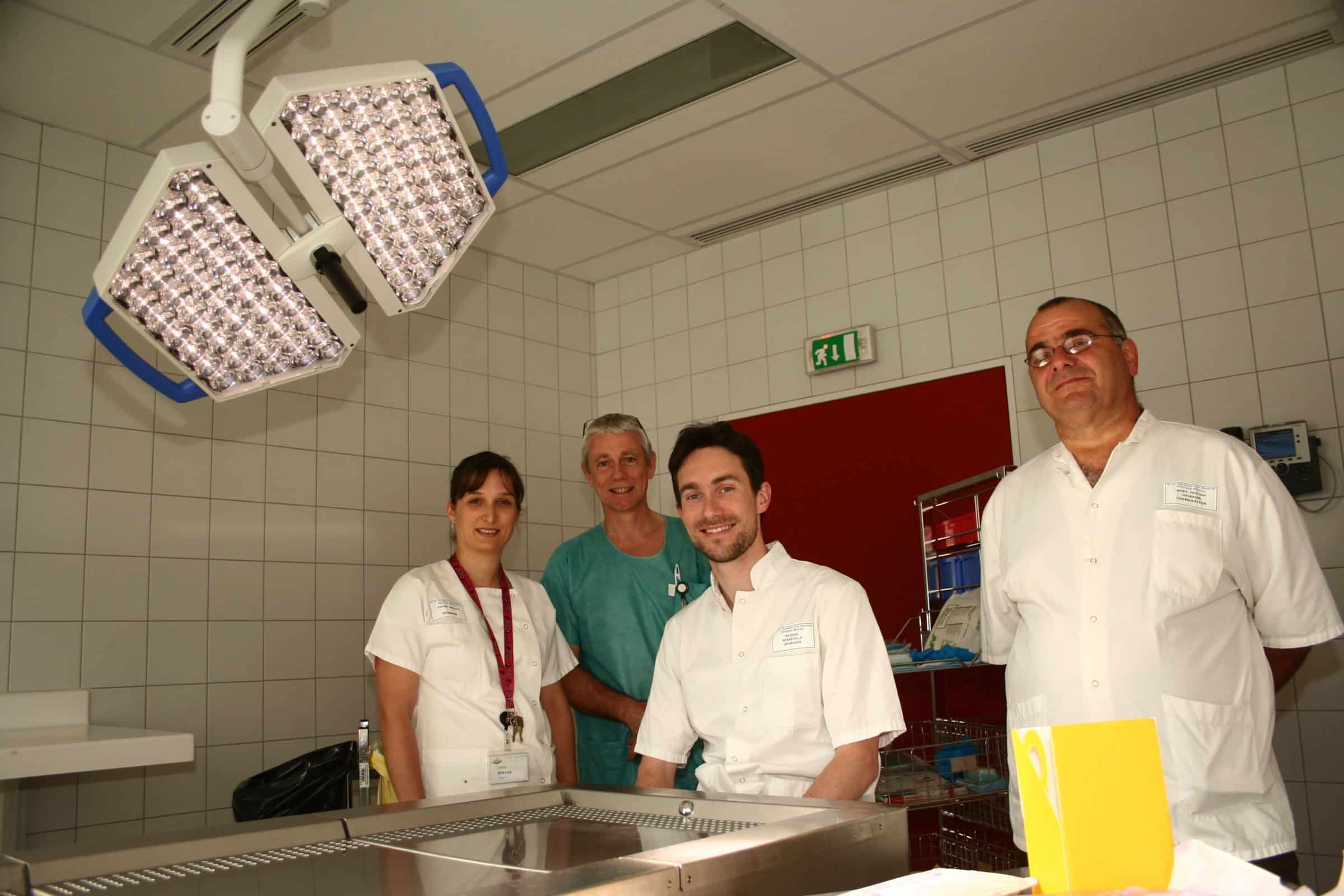 Des greffons prélevés par des infirmiers ©DR De gauche à droite, Céline Bravais, Alain Gaudray, Michael Senneville et Rémi Tentoni dans la salle de prélèvement située dans la chambre mortuaire du funérarium de l'hôpital.