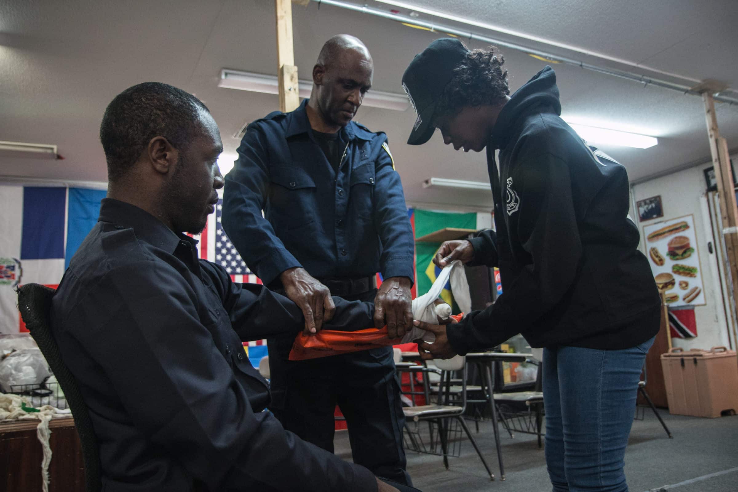 Shamika Wright, 30 ans, forme les nouveaux volontaires à la pose d'une attelle Shamika Wright, 30 ans, forme les nouveaux volontaires à la pose d'une attelle