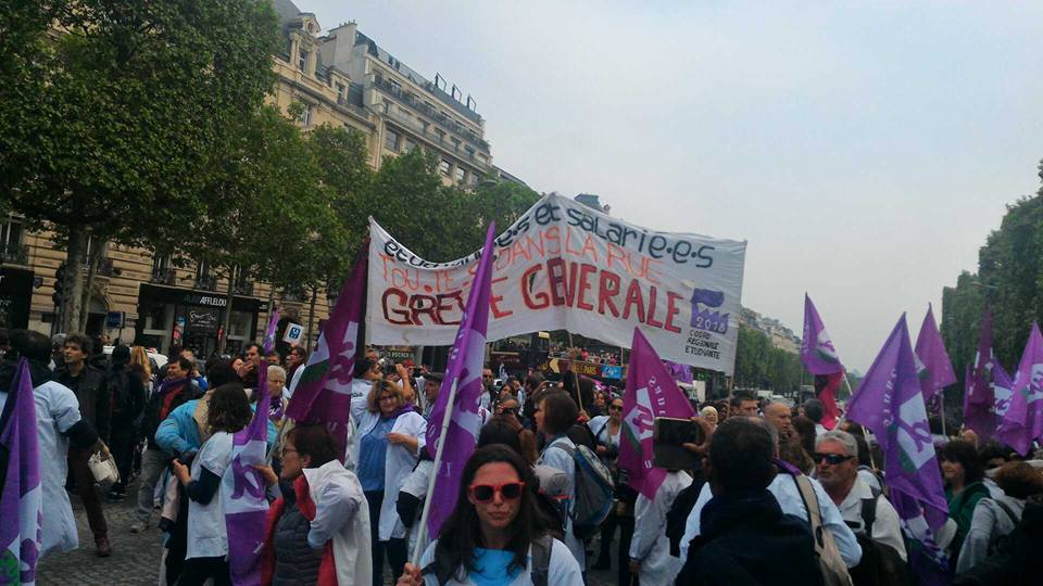 A Paris, les soignants étrennent leur première marée blanche