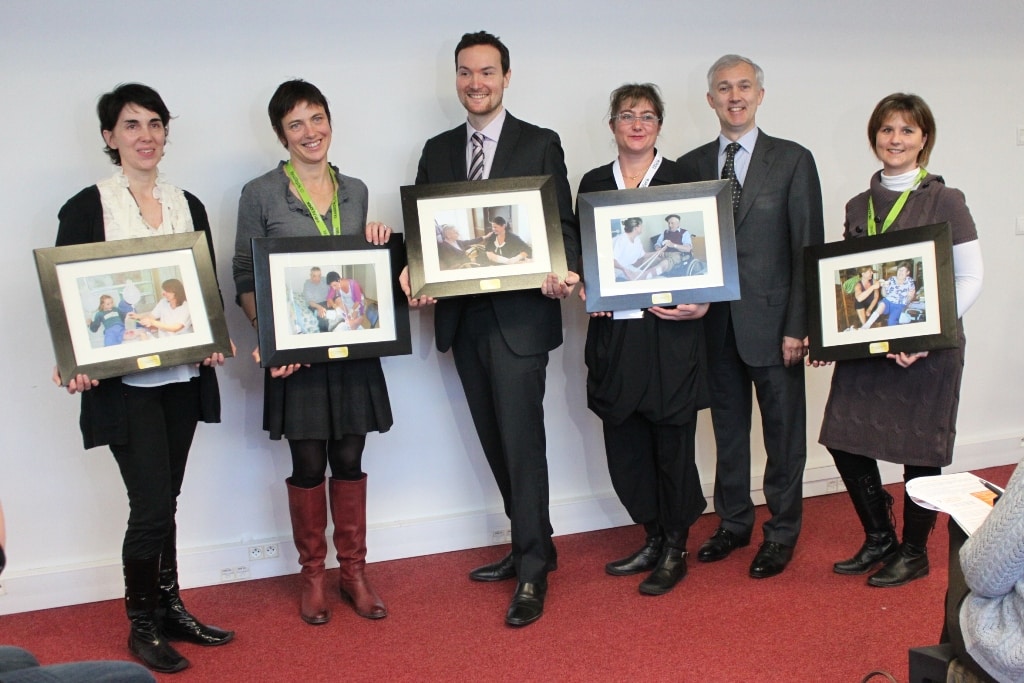 trophée URGO Un concours photo sur la relation patients infirmières trophée URGO Un concours photo sur la relation patients infirmières