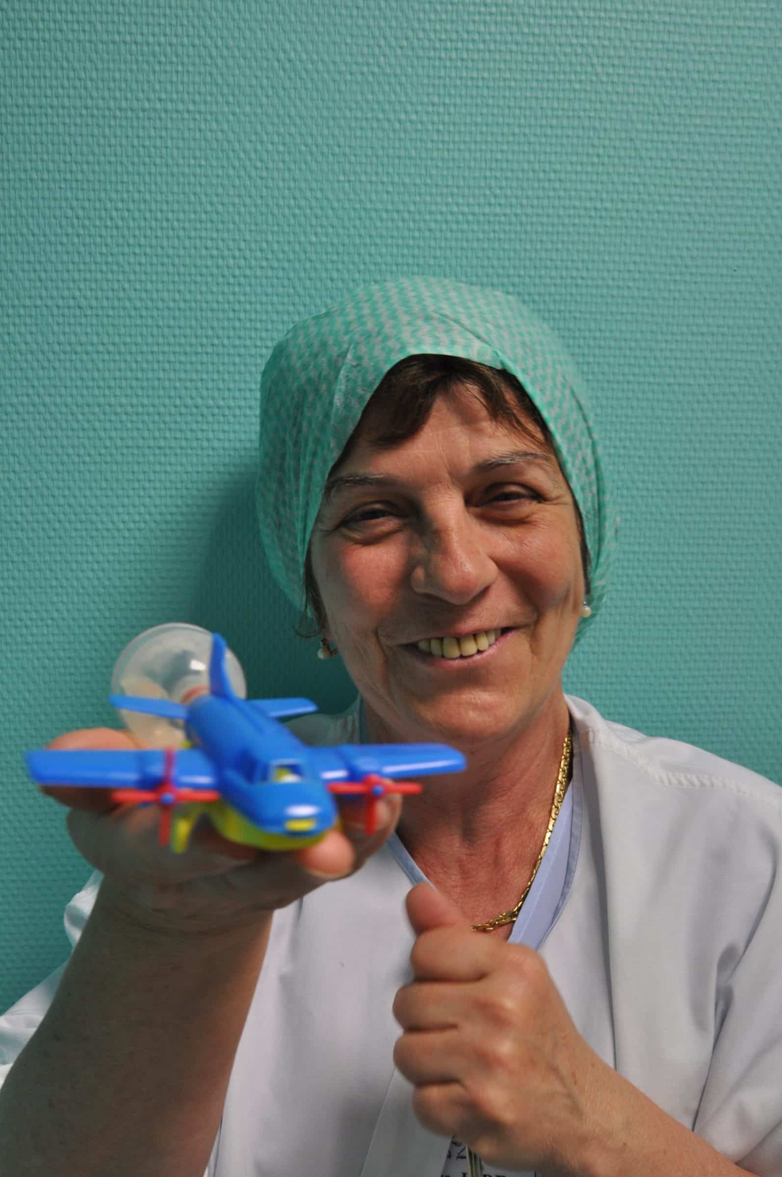 ©Ariane Puccini Brigitte Auguié tenant une valve respiratoire en forme d'avion à hélice qui lui a déjà permis d'hypnotiser ses jeunes patients.