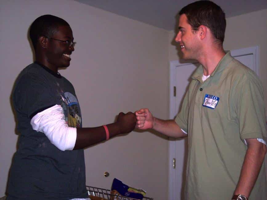 Le fist bumping, c'est plus clean Le fist bumping, c'est plus clean