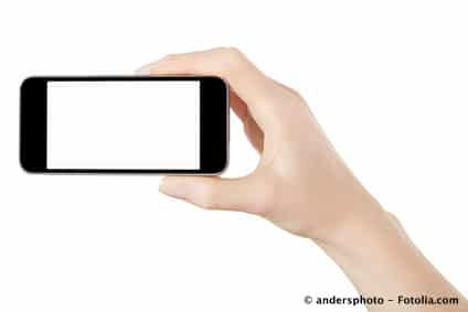 Quant les patients filment soins et soignants Smartphone in female hand on white, clipping path