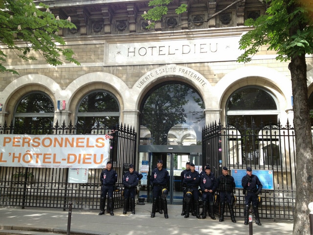 Hôtel-Dieu à Paris: les urgences fermeront le 4 novembre Façade de l'Hôtel Dieu, dimanche 12 mai - LM