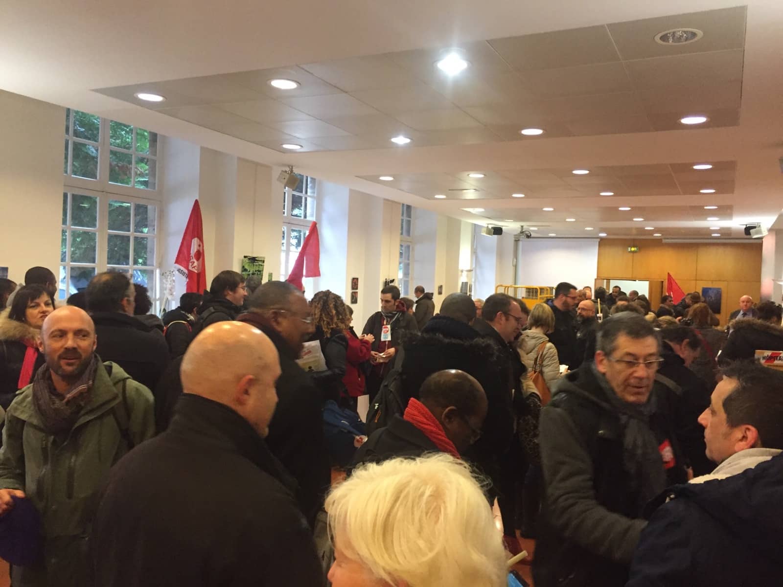 La salle des voeux de l'AP-HP occupée par l'intersyndicale Occupation par l'intersyndicale de l'AP-HP lors des vœux de Martin Hirsch son directeur général. - © SNPI