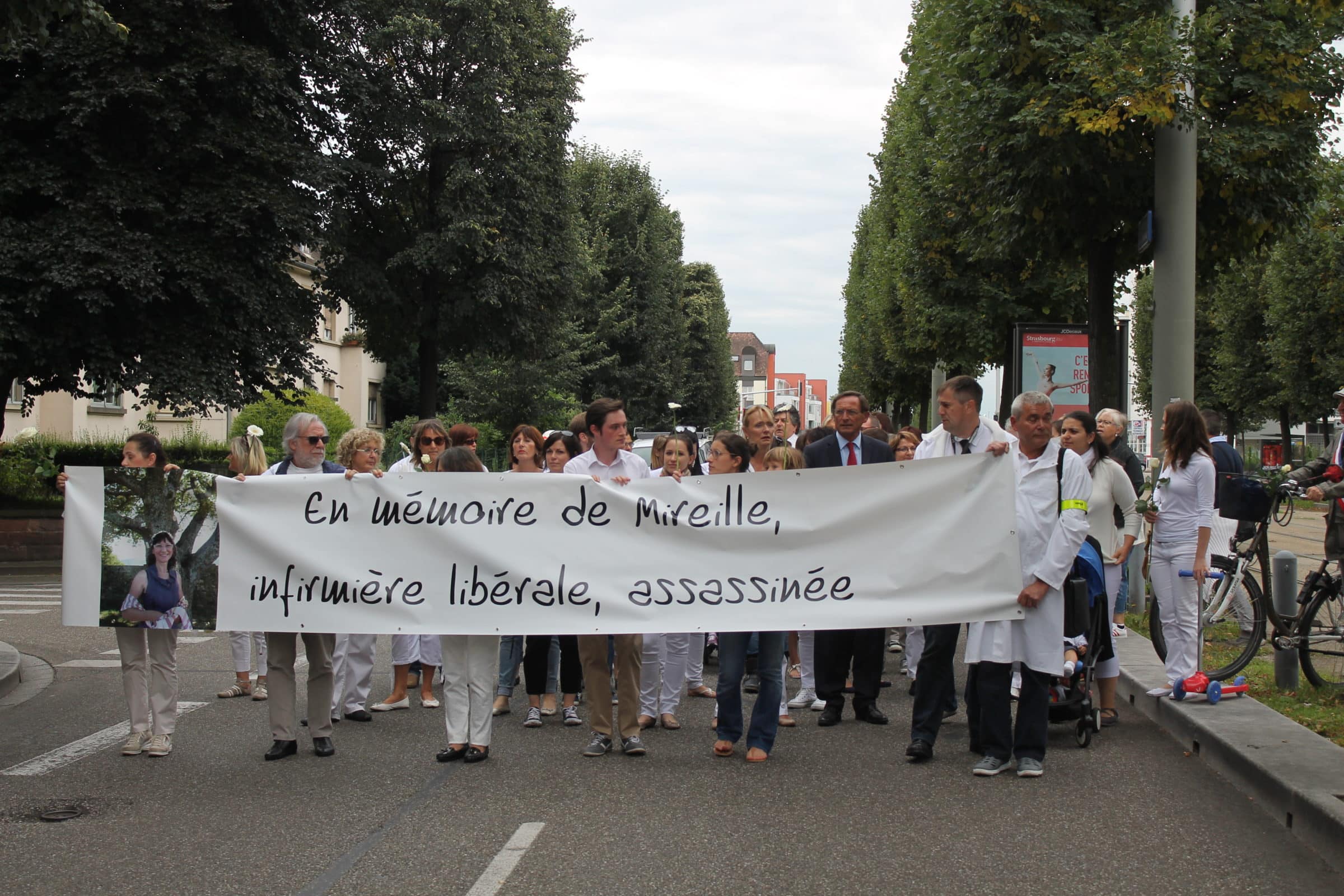Marche blanche pour Mireille infirmière libérale : "sympathie pour la famille, solidarité pour la profession" Marche blanche pour Mireille infirmière libérale : "sympathie pour la famille, solidarité pour la profession"