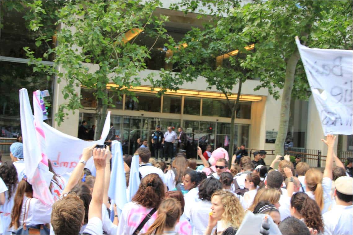 Les étudiants infirmiers sont dans la rue