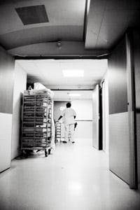 Entre précarité et externalisation : les invisibles de l'hôpital Entre précarité et externalisation : les invisibles de l'hôpital