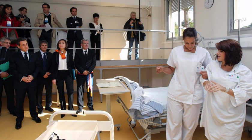 Opération séduction de Nicolas Sarkozy auprès des infirmières Opération séduction de Nicolas Sarkozy auprès des infirmières