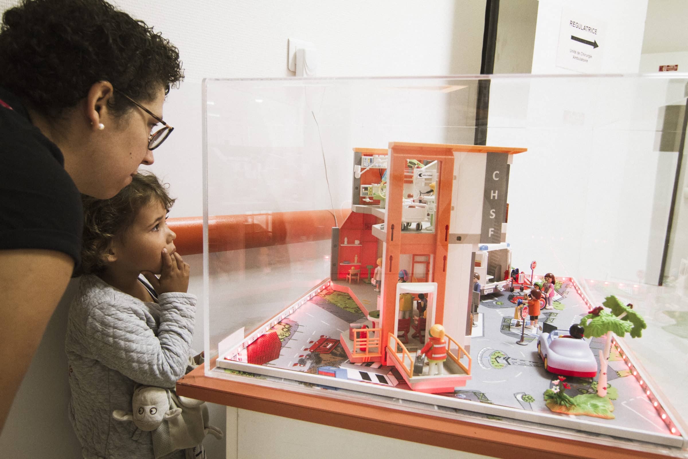 Pour Judith, trois ans, le circuit ludique au service de chirurgie ambulatoire ORL du Centre Hospitalier Sud Francilien de Corbeil-Essonnes commence par une découverte de l'hôpital en... Playmobils, avec maman Pour Judith, trois ans, le circuit ludique au service de chirurgie ambulatoire ORL du Centre Hospitalier Sud Francilien de Corbeil-Essonnes commence par une découverte de l'hôpital en... Playmobils, avec maman
