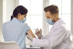 Covid : le deuxième rappel vaccinal ouvert aux soignants Covid : le deuxième rappel vaccinal ouvert aux soignants