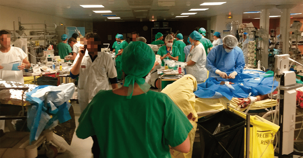 Hôpital Saint-Louis, salle de réveil dans la nuit du 13 au 14 novembre 2015.
