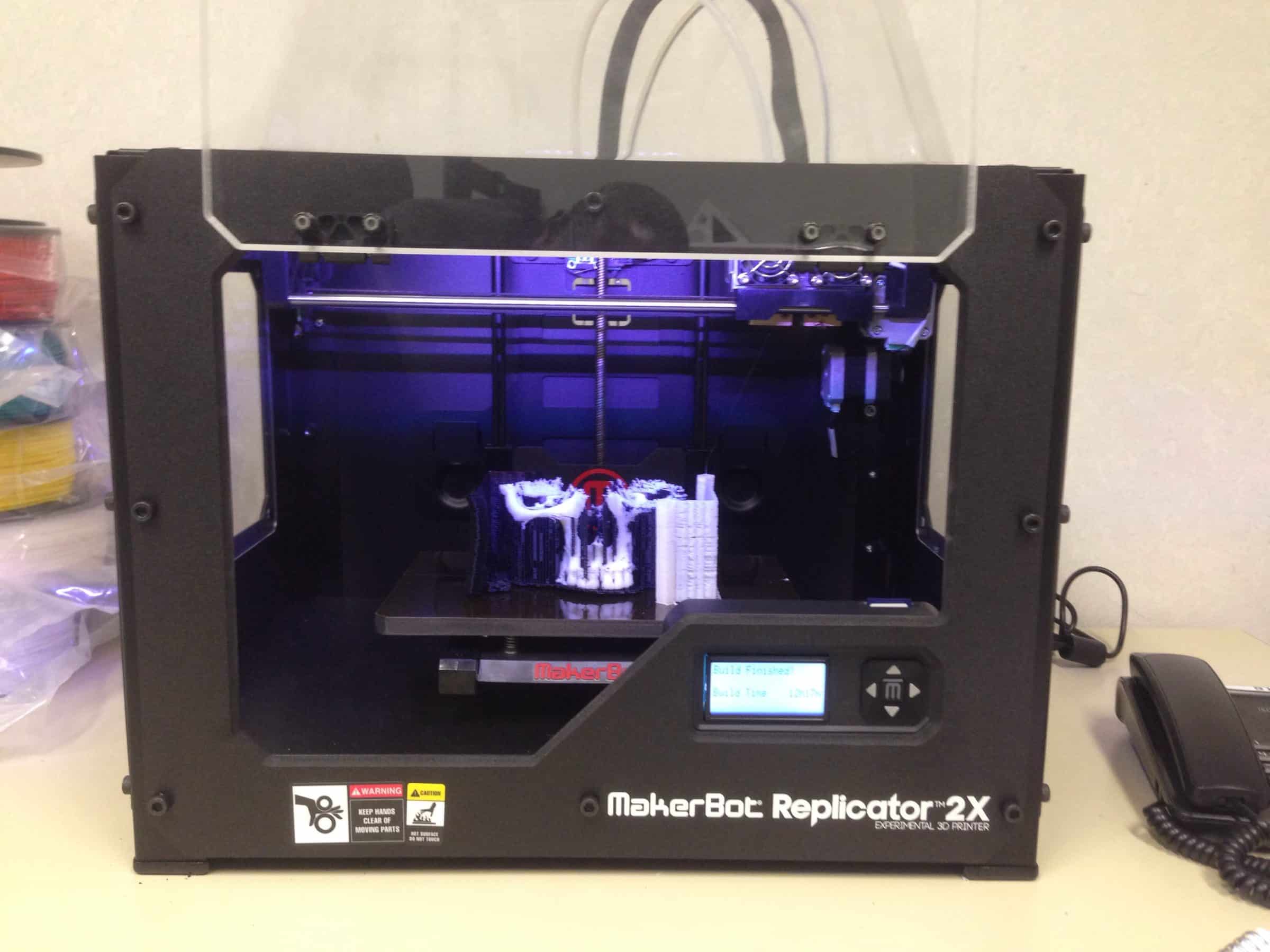 Une imprimante 3D au secours des chirurgiens Une imprimante 3D au secours des chirurgiens