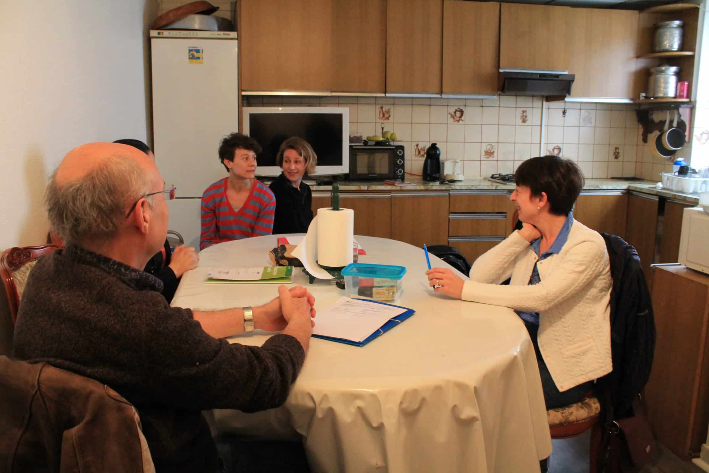 Le docteur Francis Diez et Frédérique Lacour, cadre de santé du réseau de soins palliatifs Quiétude, ainsi que les deux infirmières libérales, discutent avec la famille de l'alimentation, des traitements, de l'état général d'Anissa