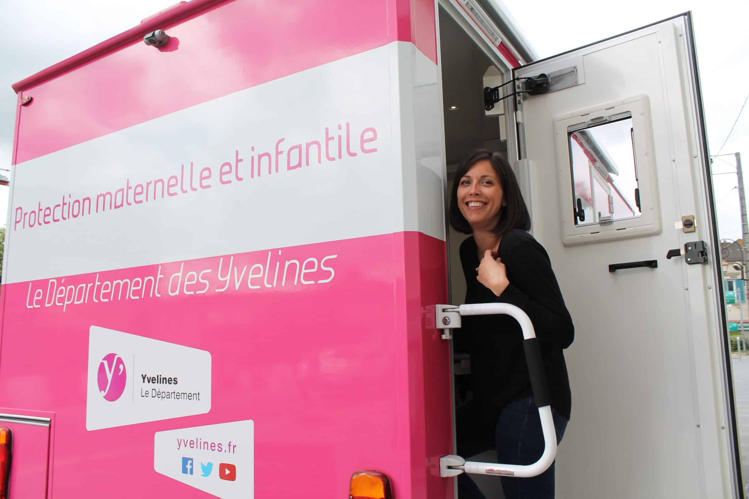 Infirmière puéricultrice, Anne Blanchard accueille les patients dans ce bus de la PMI des Yvelines