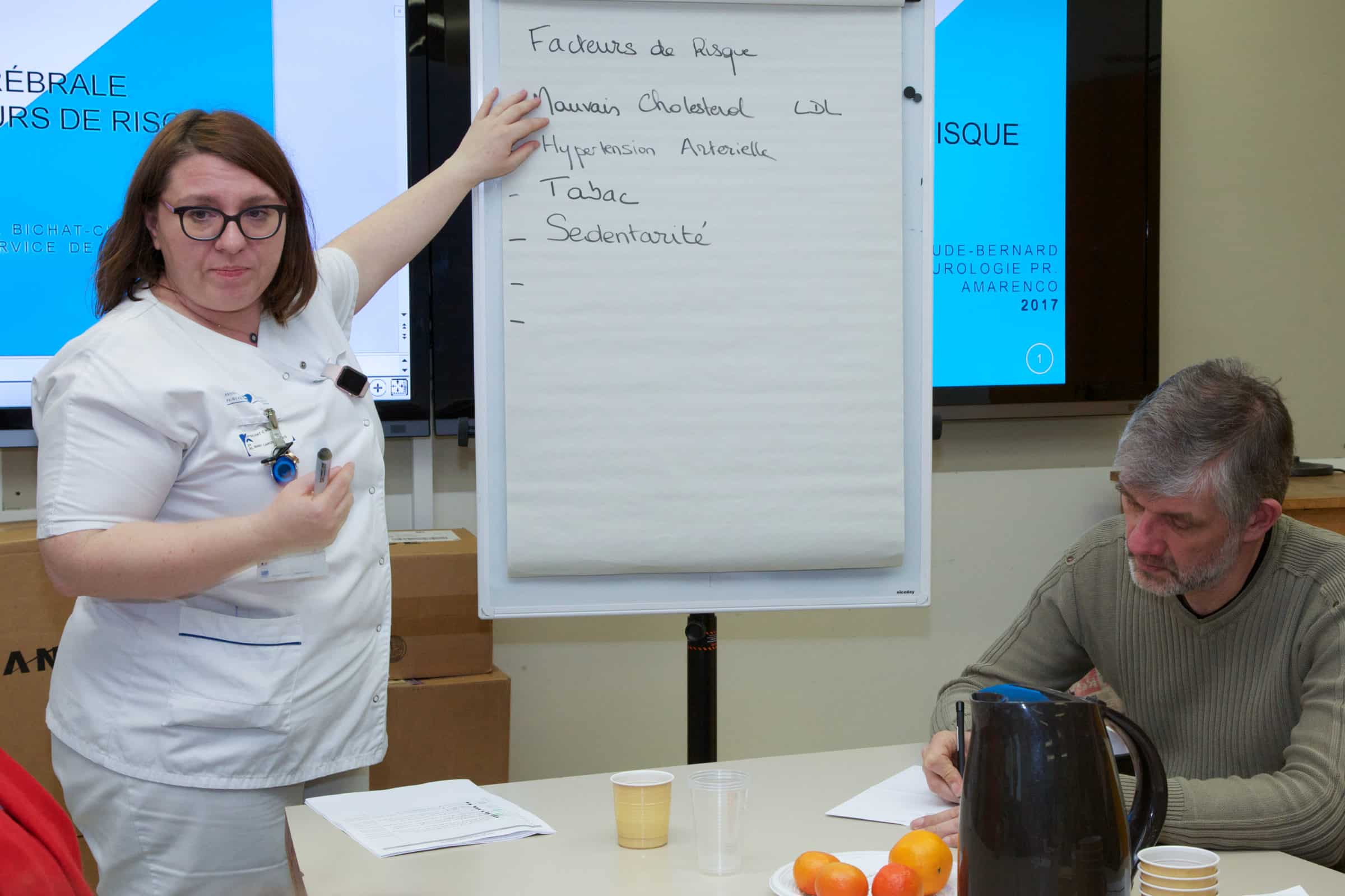 Caroline Juliard Albany infirmière anime un atelier thérapeutique sur les facteurs de risque