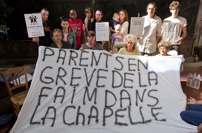 Grève de la faim contre la fermeture du service d'oncologie pédiatrique de Garches greve de la faim parents enfants oncologie pediatrique, Garches, France. ©Zahz Logoden