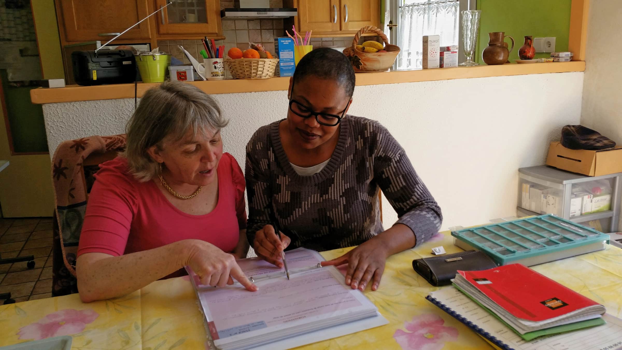 Photo ©DR Sylvie Barros, infirmière libérale à Maisse, avec sa stagiaire, Janice Ngoupayou, remplissant le portfolio.