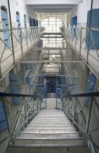 Une infirmière de prison en détention provisoire pour trafic avec des détenus