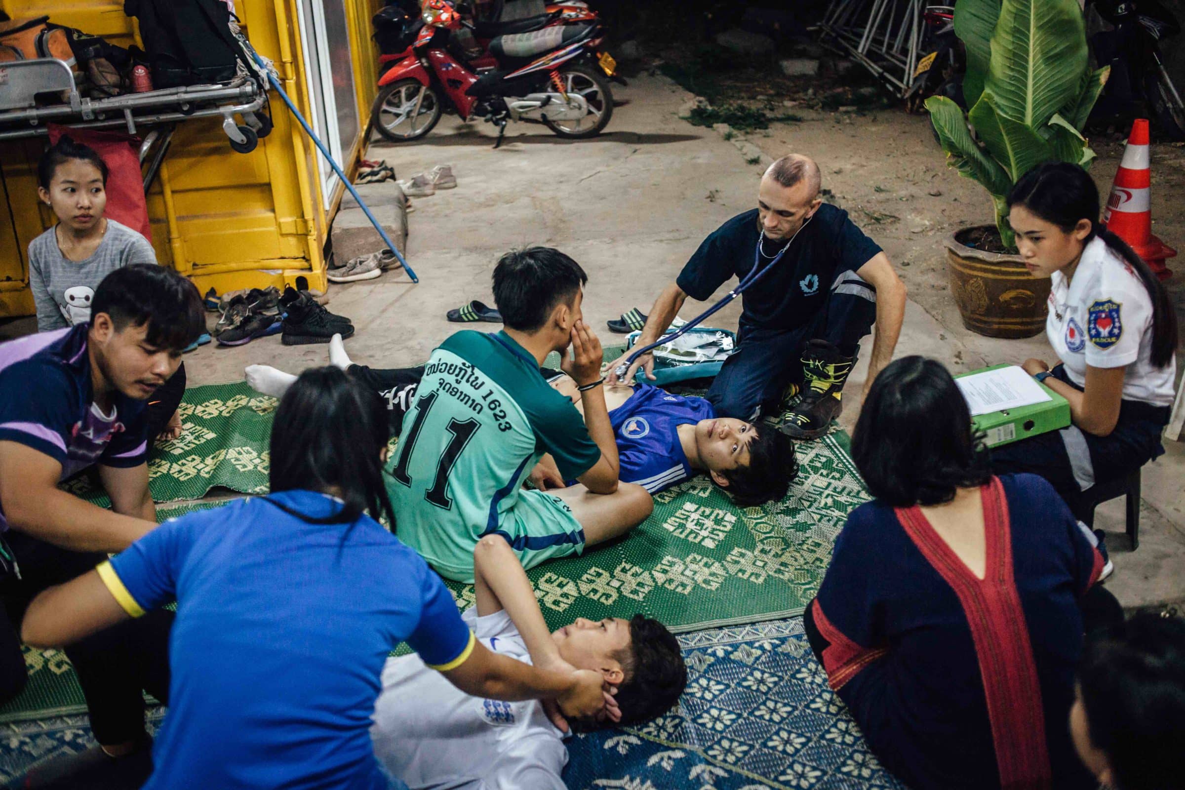 Jeunes volontaires répétant les gestes de premiers secours dans une station proche de l'aéroport de Vientiane Jeunes volontaires répétant les gestes de premiers secours dans une station proche de l'aéroport de Vientiane