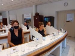 Séance de travail dans le laboratoire sensoriel du Mas de Saporta. À gauche, le Dr Estelle Guerdoux, neuropsychologue à l'ICM