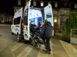 Les ambulanciers du CH de Bernay emportent René sur un brancard