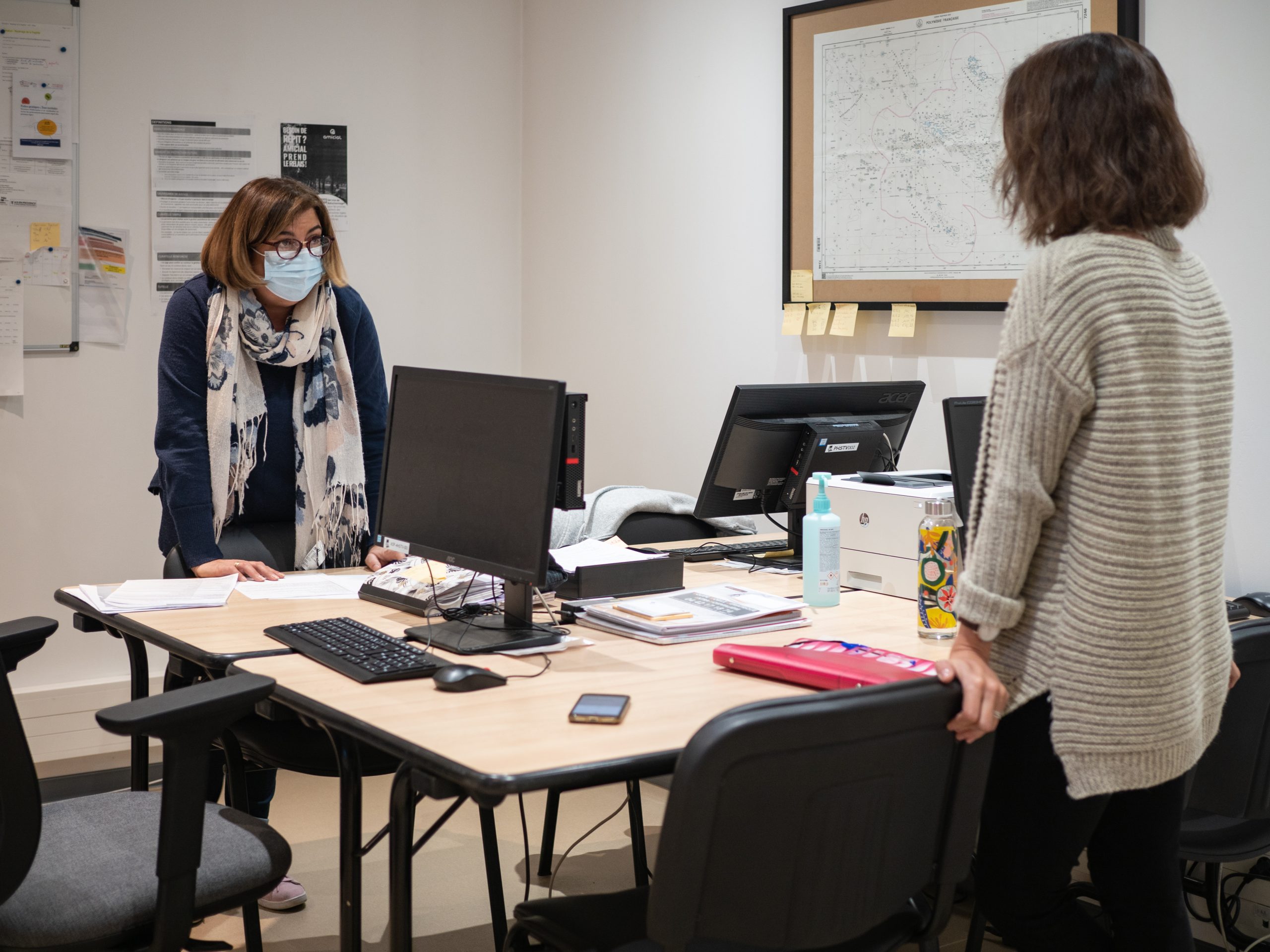 Sophie et Mathilde, de retour dans leur bureau, font le point sur la situation de la patiente